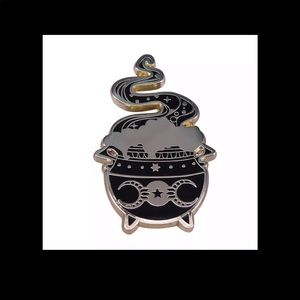 💥Bundle 3 for $25💥 Metal/enamel witches cauldron pin with moon phases